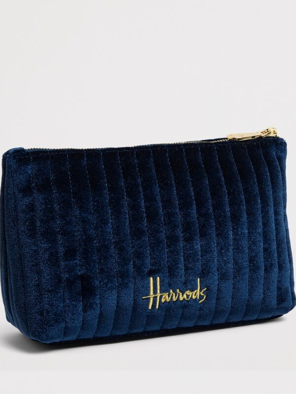 Harrods Small Velvet Partridge Wash Bag 側面角度,呈現包體深度與天鵝絨光澤質感