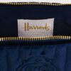 HDBE2632011-69_3 Harrods 藍色天鵝絨化妝包開口內部結構,展示收納空間與拉鍊五金細節