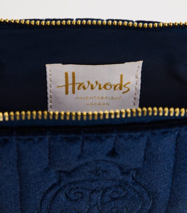 HDBE2632011-69_3 Harrods 藍色天鵝絨化妝包開口內部結構,展示收納空間與拉鍊五金細節