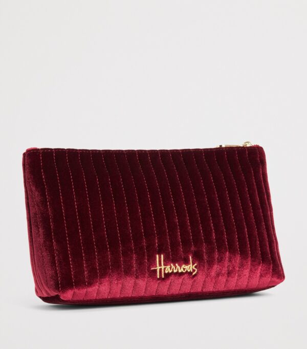 HDBE2632012-18_2 Harrods Medium Velvet Partridge Wash Bag 側面角度,呈現包體厚度與拉鍊五金質感