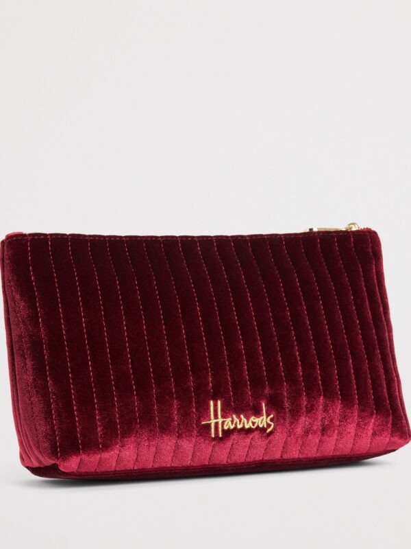 Harrods Medium Velvet Partridge Wash Bag 側面角度,呈現包體厚度與拉鍊五金質感