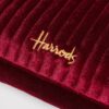 HDBE2632012-18_4 Harrods 紅色天鵝絨化妝包平放場景,搭配旅行用品展示收納實用性