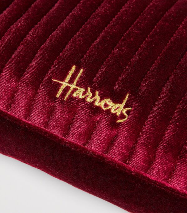 HDBE2632012-18_4 Harrods 紅色天鵝絨化妝包平放場景,搭配旅行用品展示收納實用性