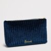 HDBE2632012-69_2 Harrods Velvet Partridge Wash Bag 側面角度,呈現包體立體深度與天鵝絨光澤質感