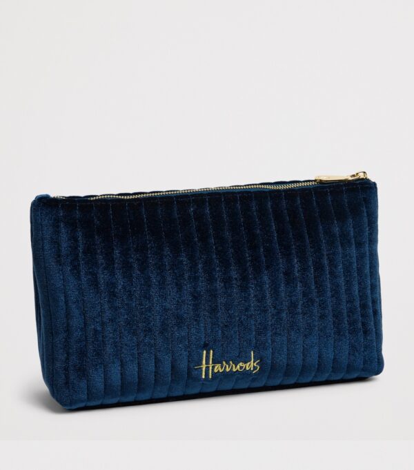 HDBE2632012-69_2 Harrods Velvet Partridge Wash Bag 側面角度,呈現包體立體深度與天鵝絨光澤質感