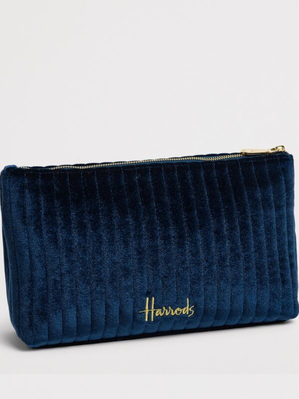 Harrods Velvet Partridge Wash Bag 側面角度,呈現包體立體深度與天鵝絨光澤質感