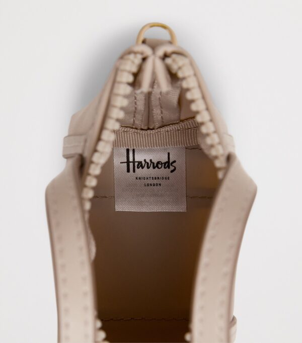 HDBE2632013-01_5 Harrods 迷你 Jetsetter 造型鑰匙包整體平放展示,米白色配色與品牌標誌清晰可見