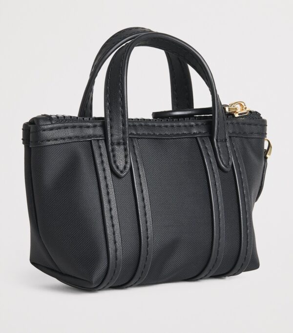 HDBE2632013-09_2 Harrods Jetsetter 迷你包型吊飾側面角度,呈現約 7cm 立體包深與小牛皮飾邊質感