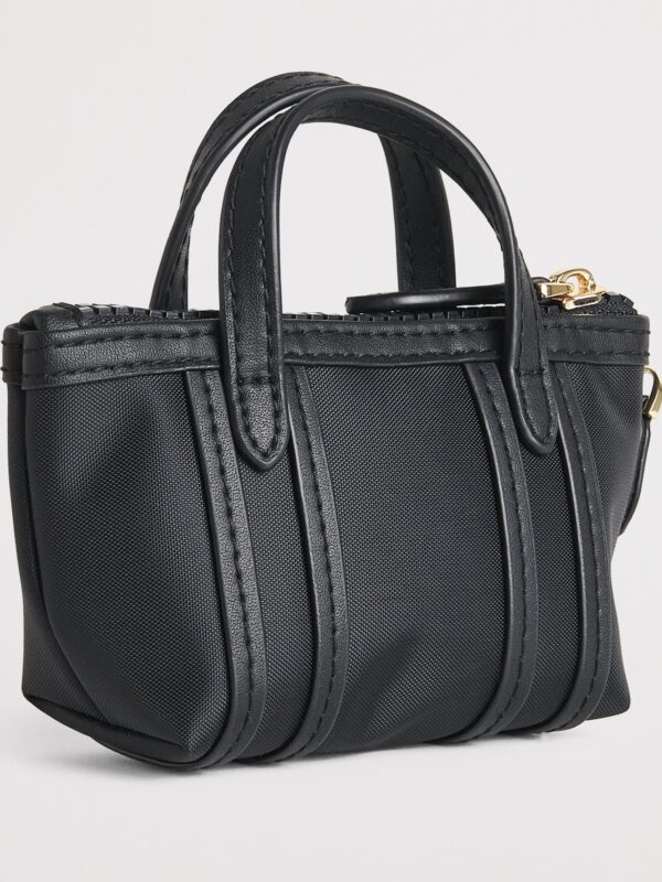 Harrods Jetsetter 迷你包型吊飾側面角度,呈現約 7cm 立體包深與小牛皮飾邊質感