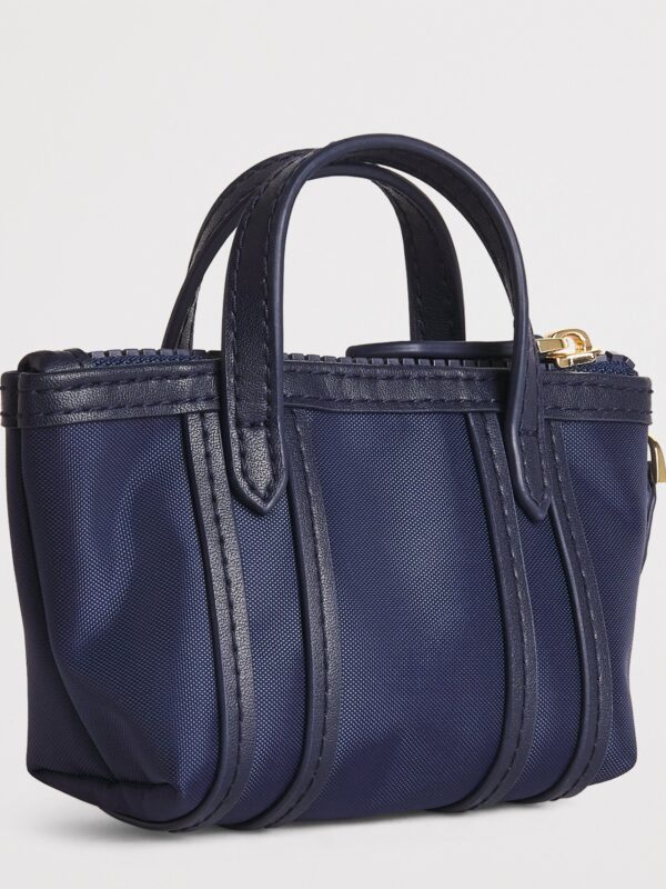 Harrods Jetsetter 迷你包吊飾側面角度,呈現約 7cm 深度立體包型與皮革滾邊工藝