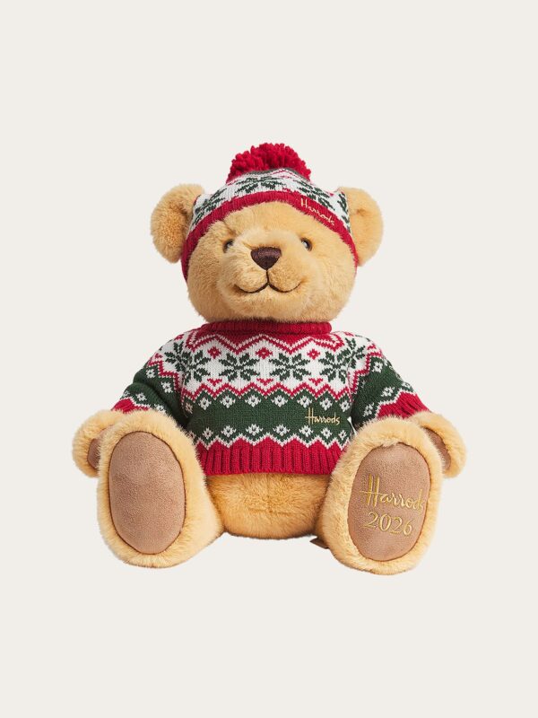 HDDB2620004-uni 英國 Harrods 2026 年度聖誕泰迪熊亨利正面全身照,身穿棕色毛衣頭戴絨球帽