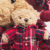 HDDB2620007-18_3-1-mc Harrods Tartan PJ Bear 側面角度,呈現柔軟絨毛質感與紅色格紋睡衣設計