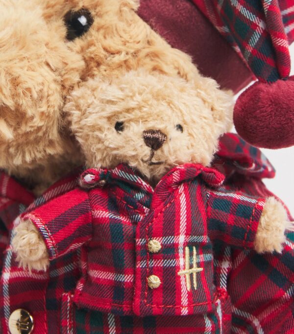 HDDB2620007-18_3-1-mc Harrods Tartan PJ Bear 側面角度,呈現柔軟絨毛質感與紅色格紋睡衣設計