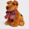 HDDB2620013-86_3-mc Harrods 梗犬絨毛玩偶脖頸格紋蝴蝶結細節近拍,精緻英倫風格設計