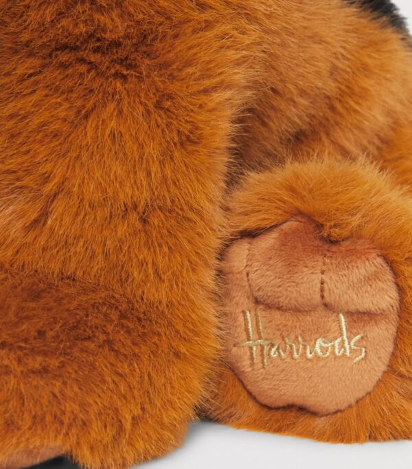 HDDB2620013-86_4-mc 英國 Harrods 梗犬娃娃(26cm)整體比例展示,適合擺飾或作為聖誕禮物