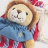 HDDB2630001-81_2-mc Harrods Lion in a Pouch 獅子絨毛玩偶與條紋小袋整體展示,展現哈洛德百貨精緻細節