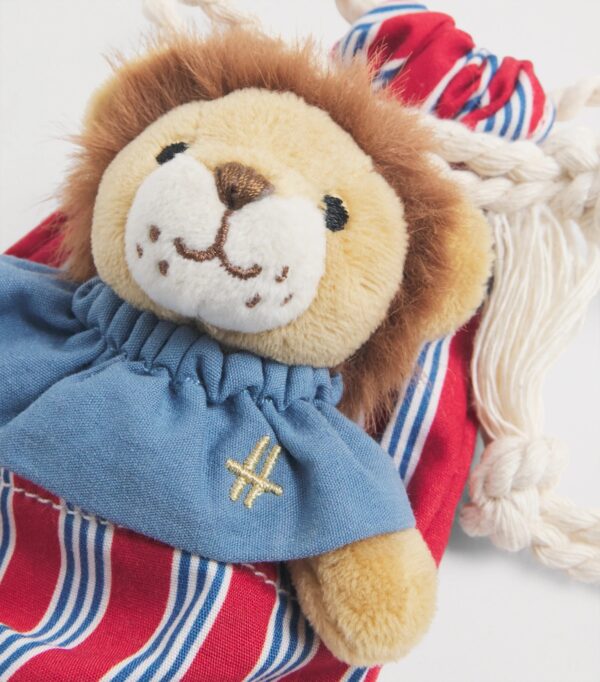 HDDB2630001-81_2-mc Harrods Lion in a Pouch 獅子絨毛玩偶與條紋小袋整體展示,展現哈洛德百貨精緻細節
