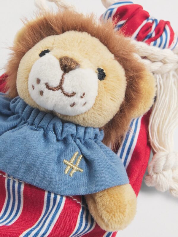 Harrods Lion in a Pouch 獅子絨毛玩偶與條紋小袋整體展示,展現哈洛德百貨精緻細節