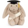 JCDB2610004-83_2-Bashful-Bunny-Graduation-Outfit-31cm-mc JELLYCAT 畢業邦尼兔側面細節,展示柔軟奶茶棕絨毛質感與學士帽流蘇造型