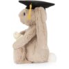 JCDB2610004-83_3-Bashful-Bunny-Graduation-Outfit-31cm-mc JELLYCAT Bashful Bunny Graduation 畢業兔手持捲軸特寫,呈現精緻造型細節