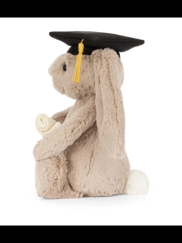 JCDB2610004-83_3-Bashful-Bunny-Graduation-Outfit-31cm-mc JELLYCAT Bashful Bunny Graduation 畢業兔手持捲軸特寫,呈現精緻造型細節