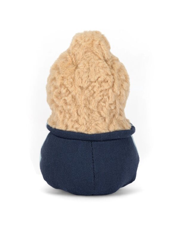 JCDB2610005-81-Amuseables-Peanut-Star-Student-Outfit-15cm_4-mc 英國 JELLYCAT 學霸花生絨毛玩偶擺放於桌面場景,適合作為升學祝賀禮物展示
