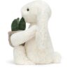 JCDB2610006-00-Cream-Bunny-with-Plant-31cm_3-mc JELLYCAT 奶油兔娃娃側面展示,呈現 31cm 完整身形與毛絨質感