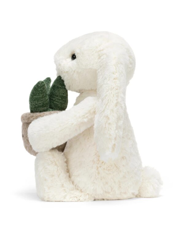 JCDB2610006-00-Cream-Bunny-with-Plant-31cm_3-mc JELLYCAT 奶油兔娃娃側面展示,呈現 31cm 完整身形與毛絨質感