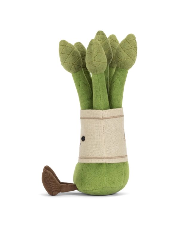 JCDB2610007-53-Amuseables-Asparagus-22cm_2-mc JELLYCAT Amuseables Asparagus 坐於桌緣擺設情境,雙腿自然懸晃