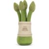 JCDB2610007-53-Amuseables-Asparagus-22cm_3-mc JELLYCAT 蘆筍娃娃尺寸參考,約 H22cm,搭配生活場景展示整體比例