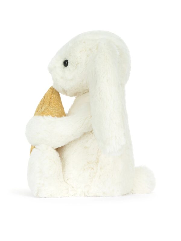 JCDB2610008-00-Cream-Bunny-with-Star-31cm_3-mc JELLYCAT 奶油兔近拍臉部特寫,紅潤小鼻與溫柔神情,星星上縫製的微笑圖案細節