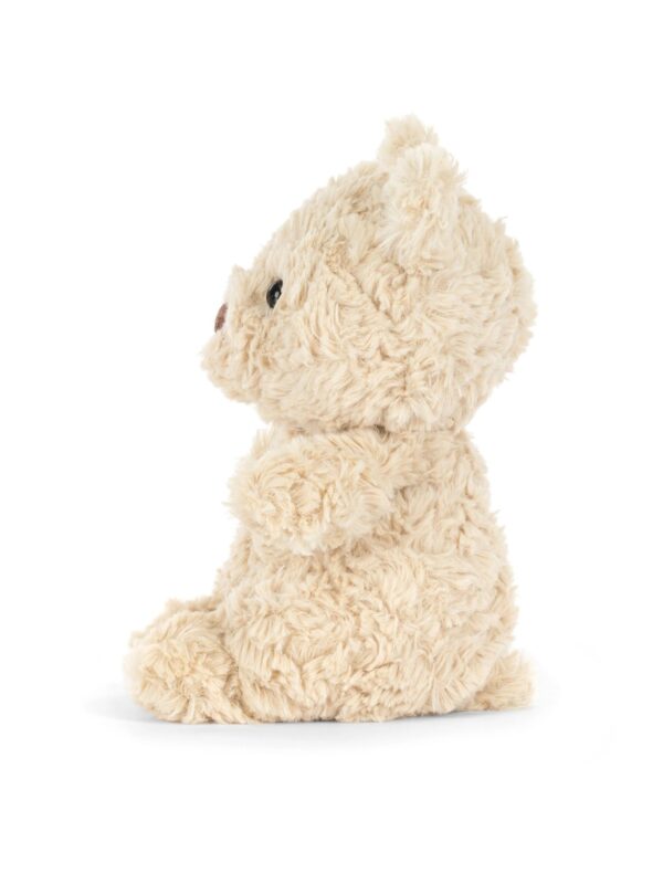 JCDB2610009-81-Bartholomew-Bear-Junior-18cm_3-mc JELLYCAT 巴塞洛繆小熊放置於嬰兒床邊場景,展現 18cm 迷你尺寸與陪伴氛圍