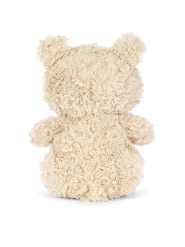 JCDB2610009-81-Bartholomew-Bear-Junior-18cm_4-mc JELLYCAT Bartholomew Bear Junior 與手掌大小對比,突顯口袋尺寸的精巧與珍貴質感