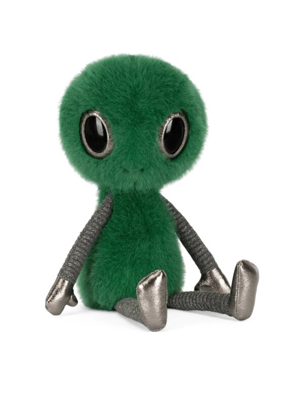 JELLYCAT Zyllan Alien 側面角度,清晰呈現金屬光澤手腳與蓬鬆綠色絨毛細節