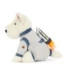 JCDB2610011-00-Munro-Scottie-Dog-Space-Outfit-23cm_4-mc JELLYCAT Munro 太空人狗狗娃娃背面,橘色火焰噴射背包完整呈現