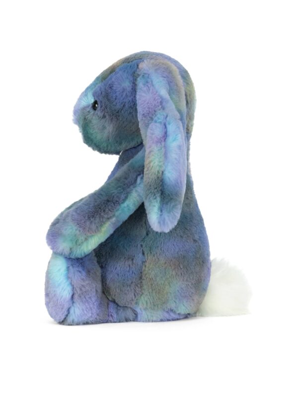 JCDB2610012-65-Zodihop-Luxe-Bunny-31cm_4-mc JELLYCAT Zodihop Luxe Bunny 宇宙兔近拍臉部特寫,柔軟表情與藍綠色毛皮細節