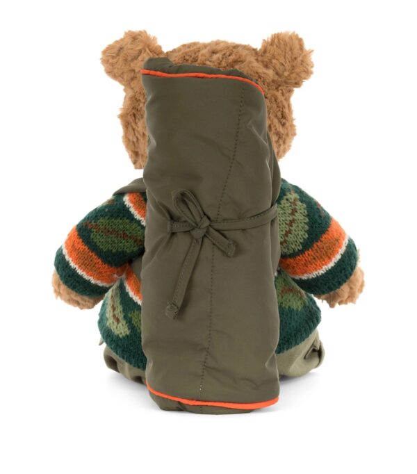 JCDB2620004-84_2-8-mc JELLYCAT Bartholomew 熊側面細節,展示背包與毛衣質地及蓬鬆絨毛觸感