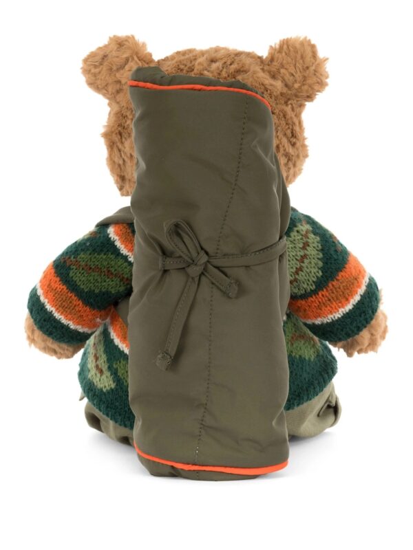 JELLYCAT Bartholomew 熊側面細節,展示背包與毛衣質地及蓬鬆絨毛觸感
