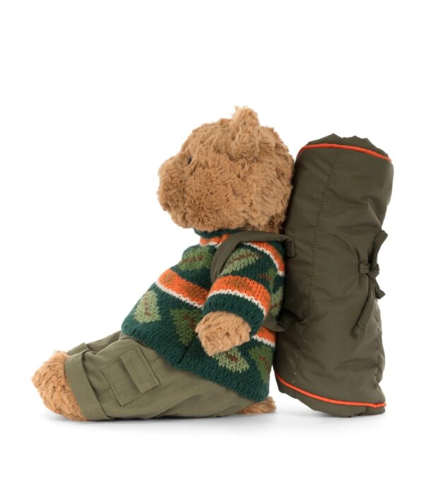 JCDB2620004-84_4-mc JELLYCAT Bartholomew Bear Hiking Outfit 玩偶與尺寸對比,展示26cm實際大小