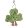 JELLYCAT-Amuseables-Siofra-Shamrock-Bag-Charm_1-mc JELLYCAT Siofra Shamrock 吊飾側面特寫,展現燈芯絨靴子細節與超柔軟絨毛質感