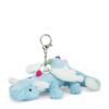 JELLYCAT-Sky-Dragon-Bag-Charm_2-mc JELLYCAT 天空小飛龍吊飾側面特寫,展示立體龍翼與柔軟絨毛細節