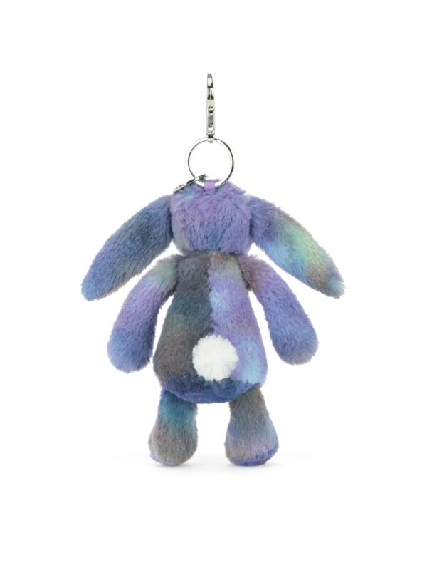 JELLYCAT-Zodihop-Luxe-Bunny-bag-Charm_3-2-mc JELLYCAT 星際藍兔子掛飾夾扣近拍,展示銀色金屬夾扣工藝與品牌標籤