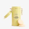 Lemon_Zest_Shortbread_Round_Tin_150g_1-mc CARTWRIGHT & BUTLER 檸檬皮酥餅單片特寫,展現酥鬆質感與柑橘皮碎細節