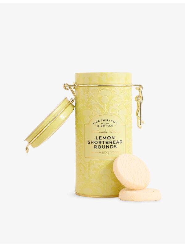 Lemon_Zest_Shortbread_Round_Tin_150g_1-mc CARTWRIGHT & BUTLER 檸檬皮酥餅單片特寫,展現酥鬆質感與柑橘皮碎細節