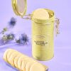 Lemon_Zest_Shortbread_Round_Tin_150g_2-mc CARTWRIGHT & BUTLER 檸檬皮酥餅鐵盒側面,展示品牌名稱與 150g 規格標示