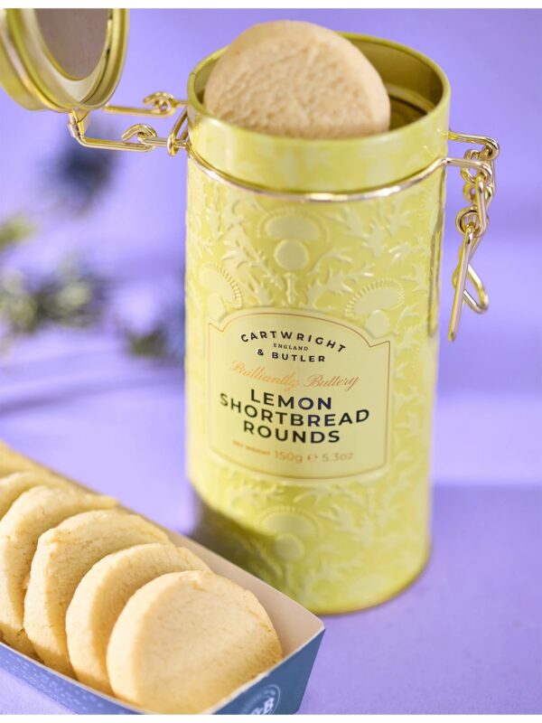 Lemon_Zest_Shortbread_Round_Tin_150g_3-mc CARTWRIGHT & BUTLER 檸檬酥餅圓形鐵盒整體擺拍,搭配下午茶場景呈現英倫質感