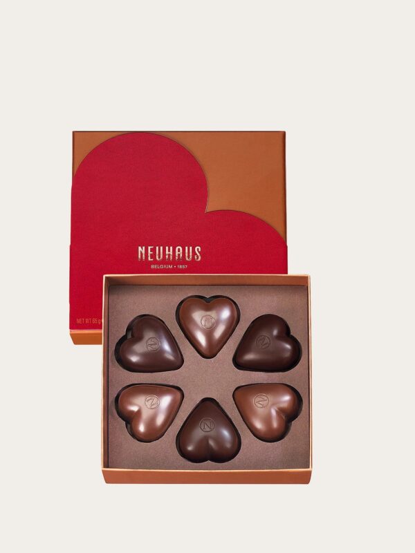 Neuhaus 心形禮盒開蓋展示,多顆黑巧克力與牛奶巧克力夾心排列精美