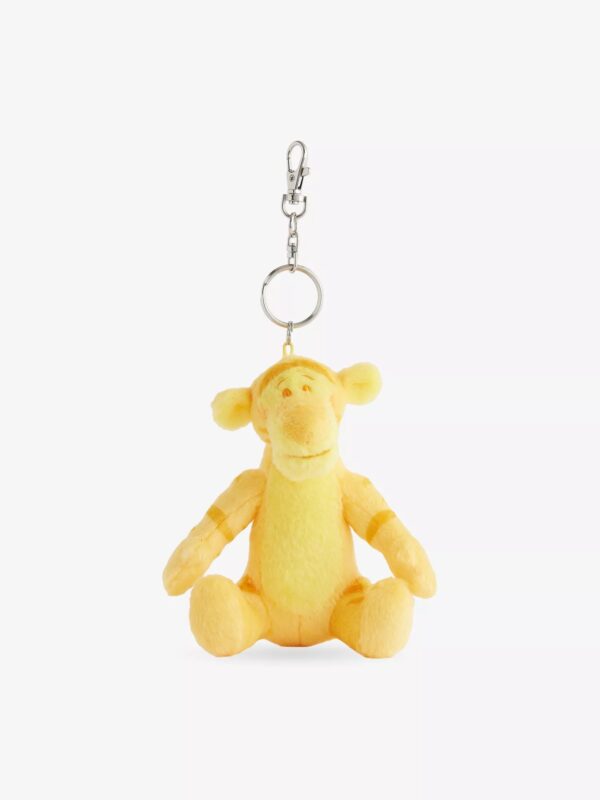 R04555722_ALT06-mc Selfridges x Disney 限量聯名組合完整內容物展示,含四款吊飾、購物袋、貼紙與禮盒