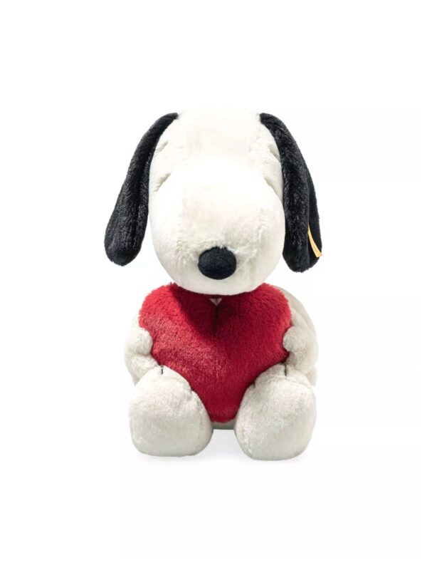 SFDB2530010-00-scaled-uni STEIFF 史努比 Snoopy Love 白色絨毛玩偶正面,展示心形細節與不銹鋼耳釦,30cm