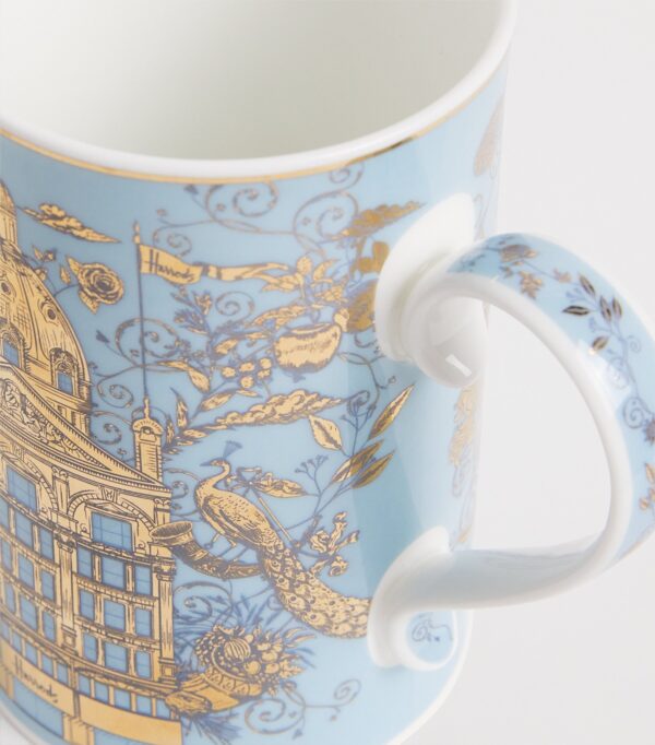 HDAC2630003-62_2 英國 Harrods 騎士橋馬克杯側面與杯口特寫,展示骨瓷質地與金色裝飾工藝